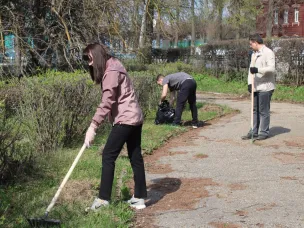 21 апреля, в День местного самоуправления, сотрудники администрации вышли на субботник