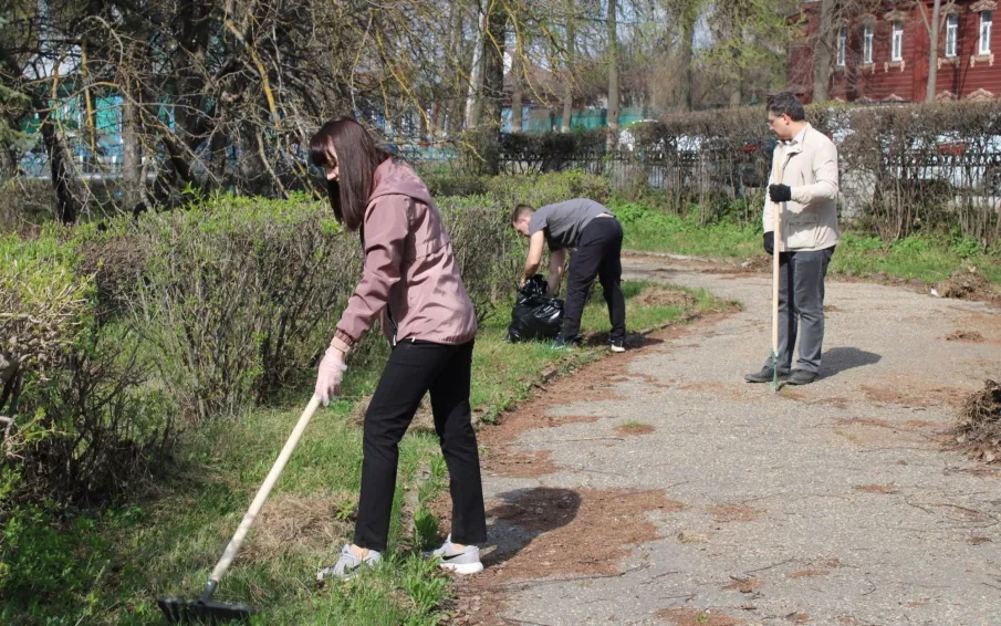 21 апреля, в День местного самоуправления, сотрудники администрации вышли на субботник