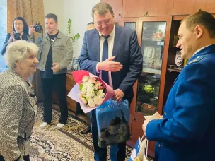 Накануне Дня Победы поздравления от мэра города Александра Щелокова принимала ветеран ВОВ Анна Ивановна Ковалева