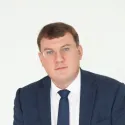 Школа №1. Сверили часы с подрядчиком.
Очередной выход на площадку реконструкции первой школы. Объект, как я уже не раз говорил, непростой во всех отношениях. Три корпуса разных годов постройки, два из них исторические, в том числе деревянный &ndash; нонсенс для школьных зданий. Иногда легче разобрать и построить заново. Но мы работаем в существующих условиях, на существующем участке, и не зря 5 лет шли к этому.