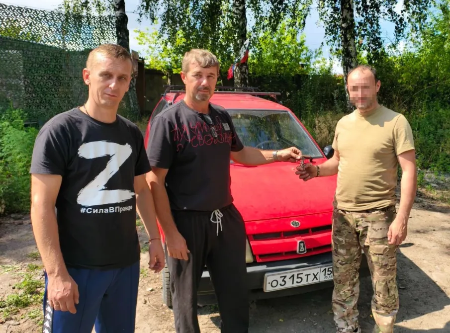 Две легковые машины переданы для нужд участников СВО