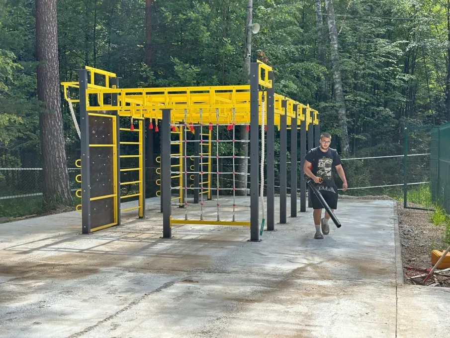В детском лагере «Водопрь» заканчивается благоустройство новой досуговой площадки. Ход работ оценил глава Арзамаса Александр Щелоков.