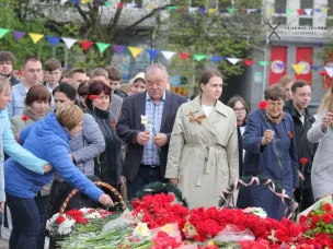 Сегодня школьники и студенты городского округа возложили цветы к Вечному огню