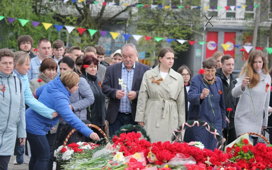 Сегодня школьники и студенты городского округа возложили цветы к Вечному огню