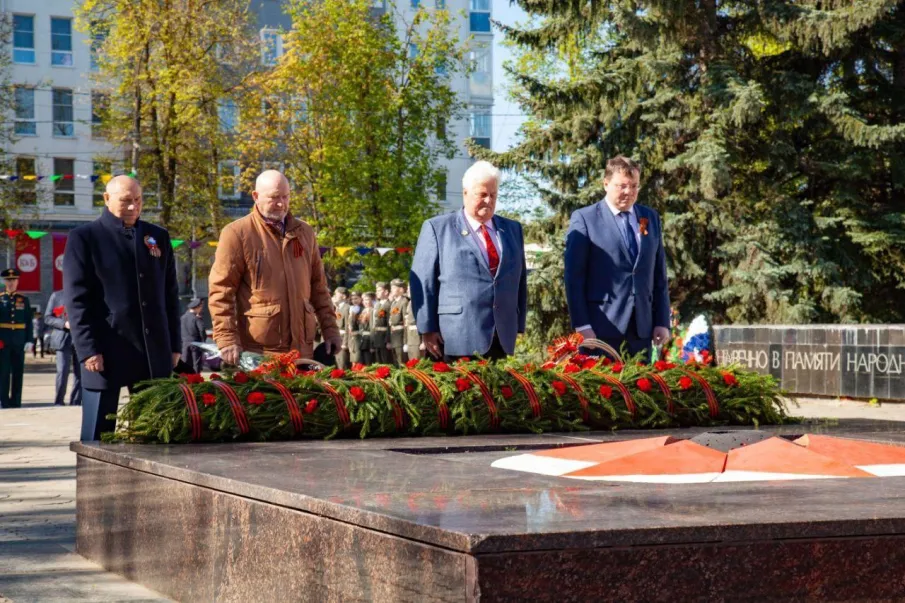 Память павших в Великой Отечественной войне почтили сегодня арзамасцы, возложив цветы у мемориалов округа