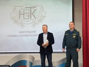 О безопасном поведении на воде студентам Нижегородского экономико-технологического колледжа рассказали Михаил Касаткин и Михаил Боронин