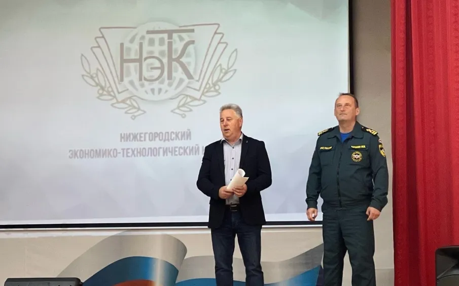О безопасном поведении на воде студентам Нижегородского экономико-технологического колледжа рассказали Михаил Касаткин и Михаил Боронин