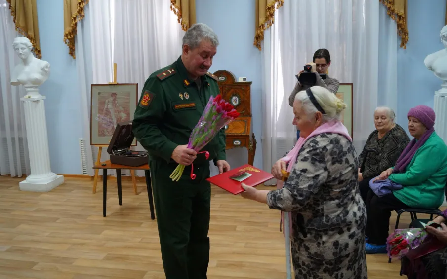 В канун Дня защитника Отечества состоялась церемония вручения удостоверений к медалям «За взятие Кенигсберга» и «За оборону Советского Заполярья»