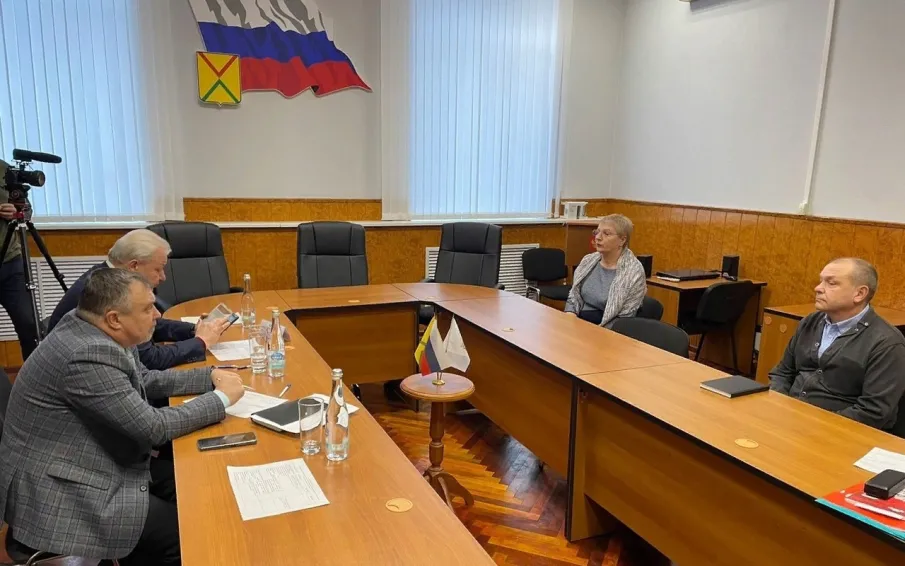 Вчера в малом зале администрации г. о. г. Арзамас состоялся прием граждан, который провел заместитель председателя Заксобрания региона Дмитрий Краснов