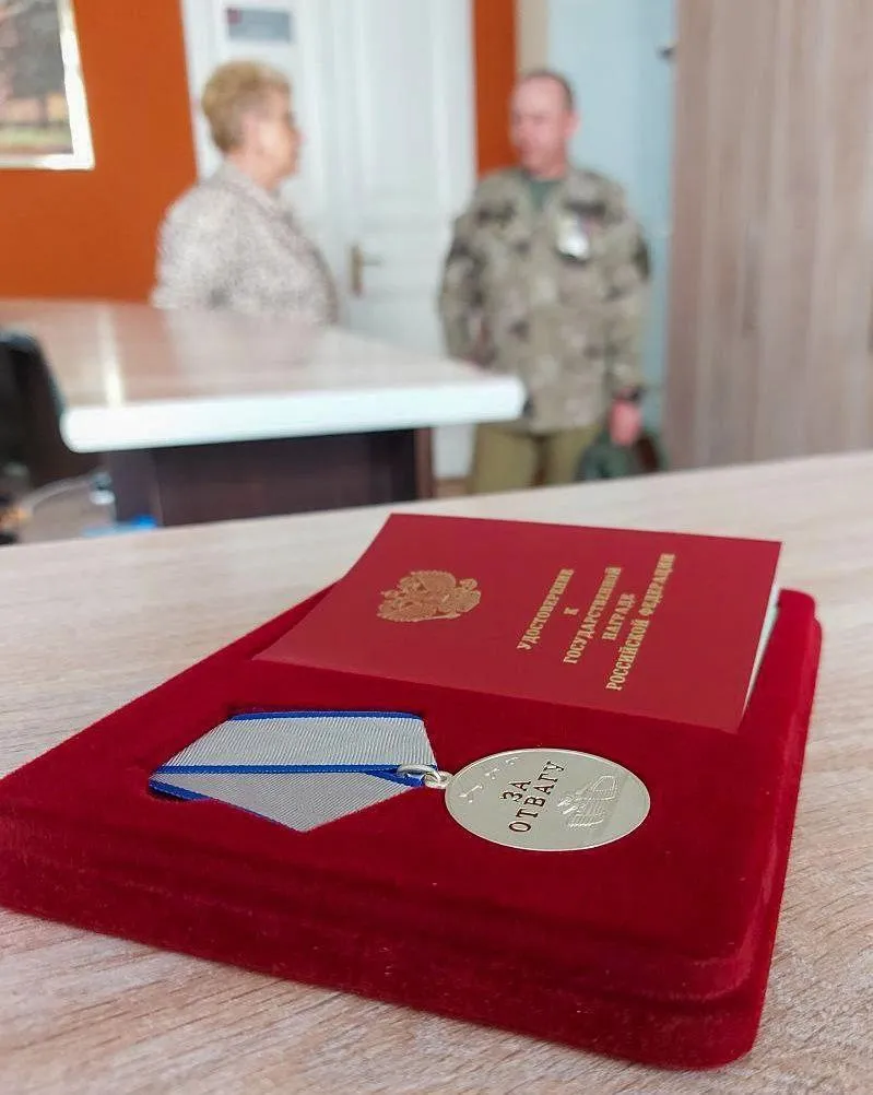 Александр Щелоков вручил медаль «За отвагу» арзамасскому бойцу