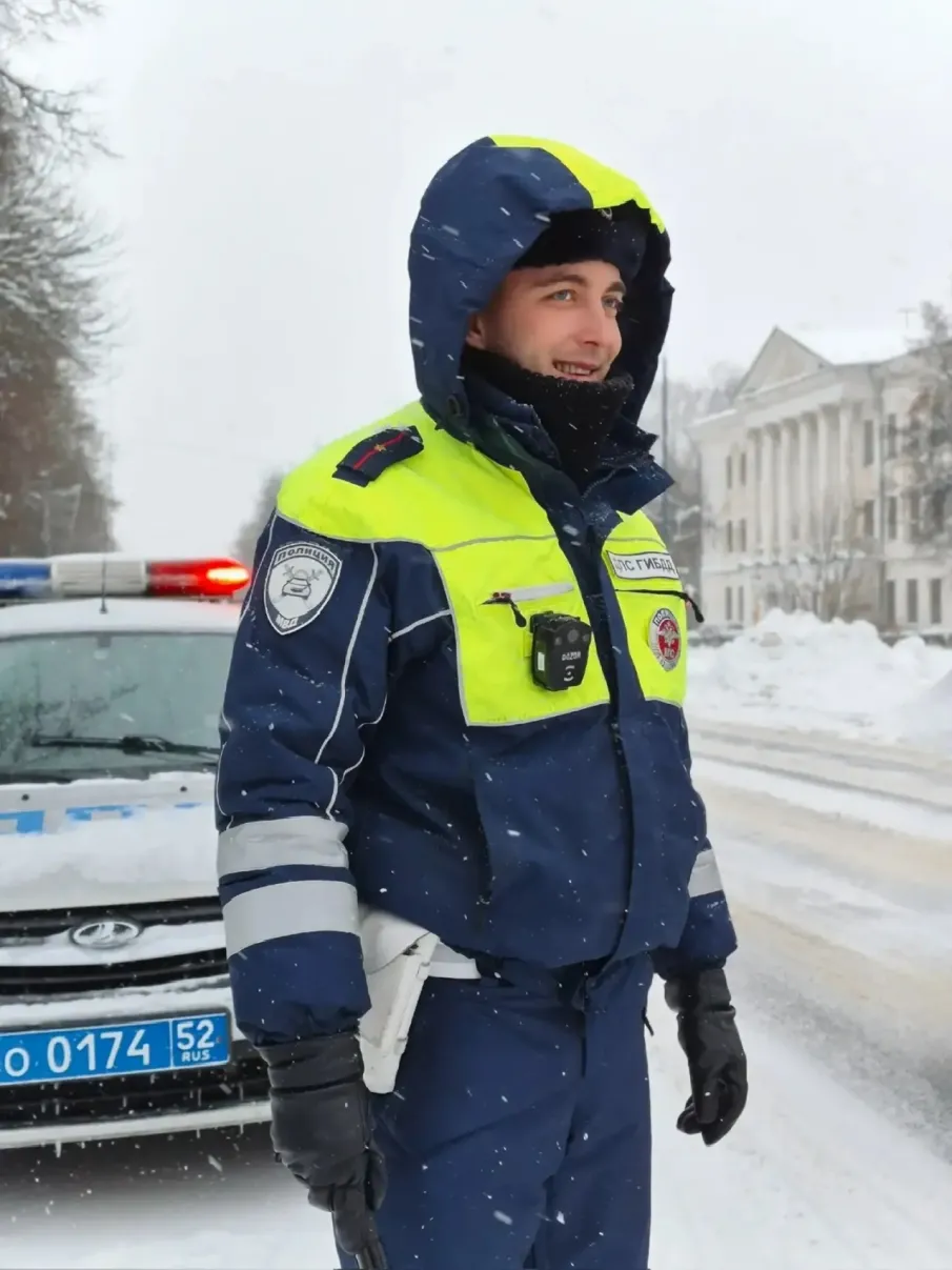 Сотрудник ОГИБДД ОМВД России «Арзамасский» Михаил Мустаев желает хорошего дня и напоминает: