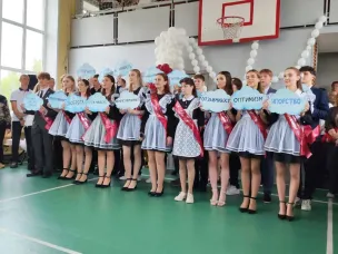 В школах округа прозвенели последние звонки!