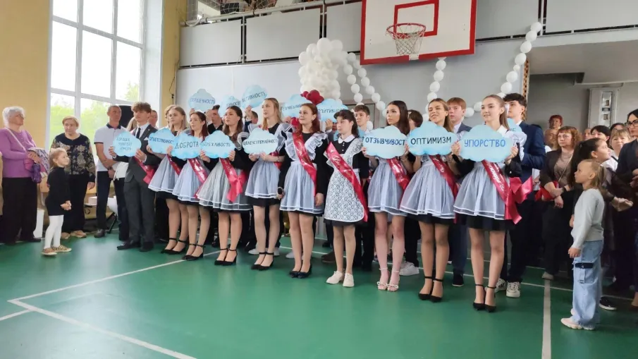 В школах округа прозвенели последние звонки!