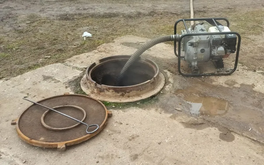 Откачка талых вод ведется сразу в нескольких микрорайонах Арзамаса