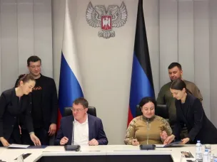 В присутствии главы ДНР Дениса Пушилина подписали соглашение с главой Харцызска Викторией Жуковой о сотрудничестве города и региона