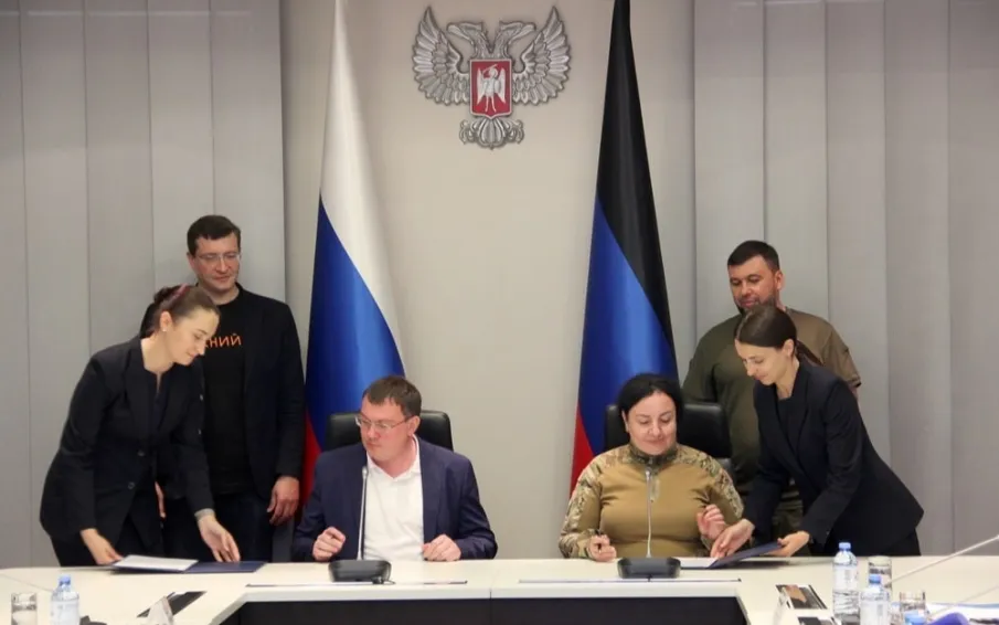 В присутствии главы ДНР Дениса Пушилина подписали соглашение с главой Харцызска Викторией Жуковой о сотрудничестве города и региона
