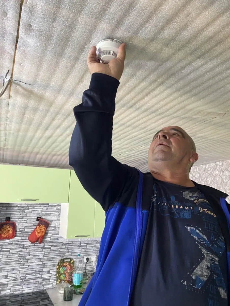 В домах шести многодетных семей из Чернухи и Березовки установили автоматические пожарные извещатели