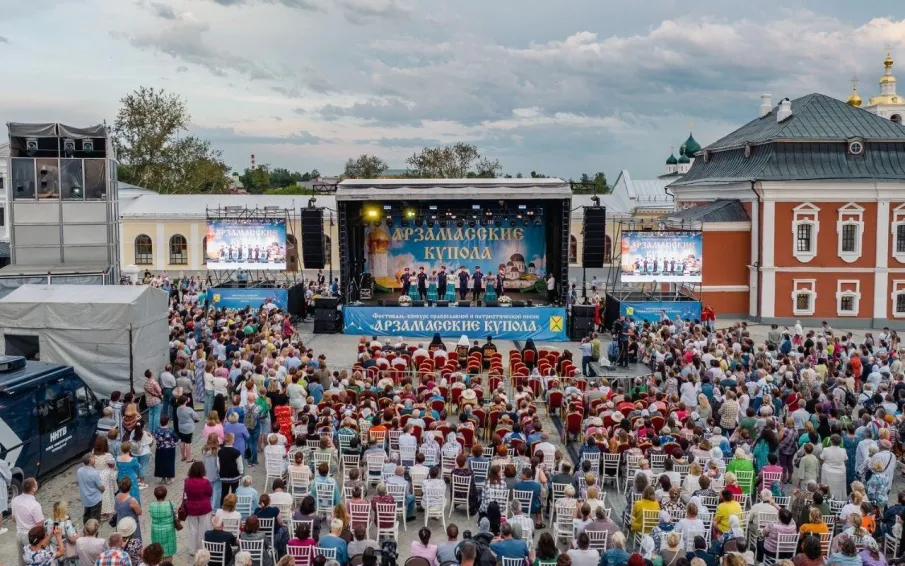 Фестиваль «Арзамасские купола» завершился праздничной инсталляцией на фасаде обновленного Воскресенского Собора
