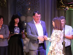 Сегодня в городском доме культуры чествовали наиболее отличившихся в учебе выпускников школ 2022 года