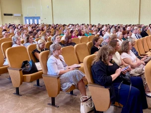 Арзамасских педагогов и работников образования наградили в новой школе в 12 мкр