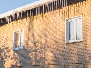 Опасность снежных масс на крышах: рекомендации Главного управления МЧС России по Нижегородской области для населения