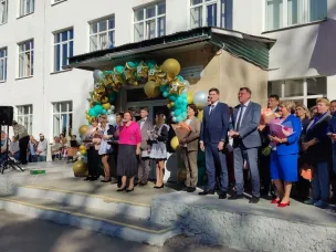 Заместитель губернатора Нижегородской области Андрей Саносян и мэр Арзамаса Александр Щелоков приняли участие в праздничной линейке в школе № 16