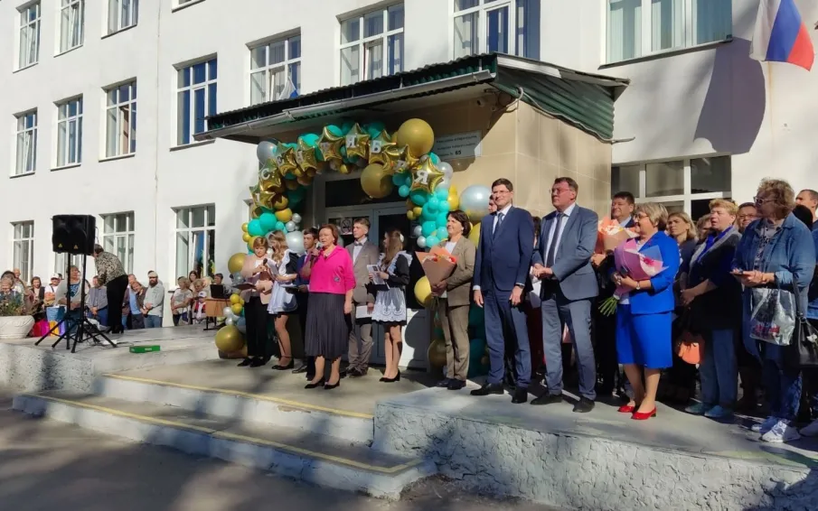 Заместитель губернатора Нижегородской области Андрей Саносян и мэр Арзамаса Александр Щелоков приняли участие в праздничной линейке в школе № 16