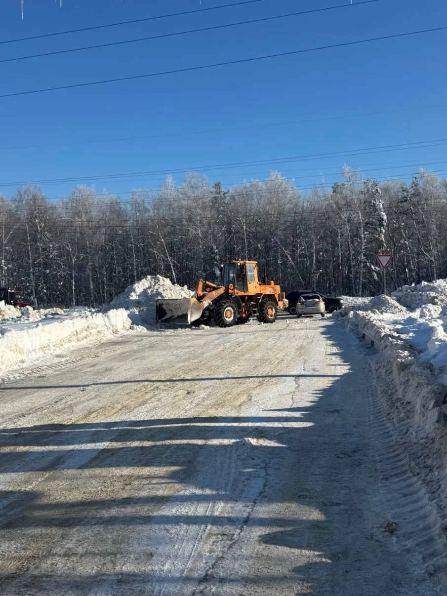 Сегодня с повышением температуры воздуха на дорогах Арзамаса началась активная механическая уборка наледи