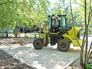 В самом разгаре работы по благоустройству сквера имени П.И. Пландина.