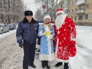 Арзамасские госавтоинспекторы присоединились к акции «Полицейский Дед Мороз»