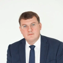 Встретились с губернатором Глебом Сергеевичем Никитиным в Арзамасе.
По итогам работы &ndash; ряд решений, которые видятся важными с точки зрения жизни города и округа.
Здание уездного училища на Соборной площади, 14. История этого места требует особого отношения. Здесь в 1840-х годах учился Василий Григорьевич Перов, автор &laquo;Тройки&raquo;, всех канонических портретов (Достоевский, Островский, Тургенев), &laquo;Чаепития в Мытищах&raquo;. Само здание 1836 года постройки &ndash; памятник архитектуры, который долгие годы пустовал.
Теперь у объекта есть будущее. Передали здание из федеральной в муниципальную собственность.
Это очень долгий путь (если помните, как с дорогой на Заречное шли).Прорабатываем варианты использования. Один из &ndash; создание музейного и учебного пространства. Еще один &ndash; очень смелый. Но для места, где учился Перов, это может быть вполне закономерно. Оставим на подумать. Во всех случаях предстоит большая работа &ndash; привести аварийное здание в порядок.
Историко-художественный музей. Попросил участия региона в ремонте крыши. Это важный объект культурного наследия. Наше ходатайство поддержат. Без этого условия говорить о сохранности экспонатов не приходится.
Школа №1 им. М. Горького. Здесь убедились еще раз в темпе, набранном &laquo;Промгражданстрой&raquo;. Продолжается работа с фундаментами дореволюционных корпусов, инженерными сетями, пристроем отдельного блока для начальной школы с новым спортивным ядром.
Гайдаровский пруд. Территория в 9 тыс. кв.м здесь претерпела серьезные изменения. Показал Глебу Сергеевичу на месте. Идеи на дальнейшую работу озвучил.
Обсудили перспективы здания Театра драмы.Забираем проектную документацию у федерации. Мы свою часть выполнили, и очень давно, больше ждать бессмысленно. Есть предложения по будущим программам &ndash; с &laquo;небольшим&raquo; (по сравнению с первоначальными планами) финансированием - 280 млн. Это предмет будущего, но для меня этот путь по зданию важен.
Показали концепцию музея В.Ф. Генебарта на К.Маркса. Уже в этом году подготовим новое пространство за музеем А.П. Гайдара.
Попросил помочь с шумом &laquo;мотоциклетов&raquo;, не уважающих ни себя, ни людей в целом по городу, по регулировке транспорта в историческом центре.
Отдельный разговор, и мы его давно планировали, по состоянию вопросов здравоохранения, материально-технической базы учреждений города. По истории с ЦГБ в СМИ уже много подробностей. По Арзамасскому роддому считаю важным, чтобы в ближайшие два года появилась конкретная программа по зданию и территории учреждения. Губернатор поддержал и соответствующее поручение сформулировал. Также параллельно подтвердили мы готовность предоставлять муниципальное жилье для специалистов, приезжающих в город.
Стыдно было, конечно, за состояние остановок от объявлений. Тут за нами какие-то новые решения должны быть.
Вопросов за 6 часов удалось обсудить много. Что-то остается &laquo;за кадром&raquo;, в работе и ждет своего времени.
Благодарен губернатору за поддержку и внимание к нашему родному городу.