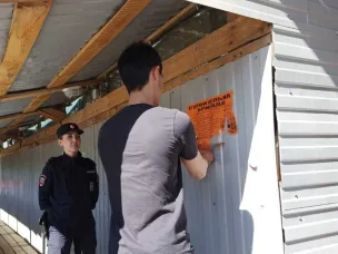 Расклейщиков объявлений поймали за руку