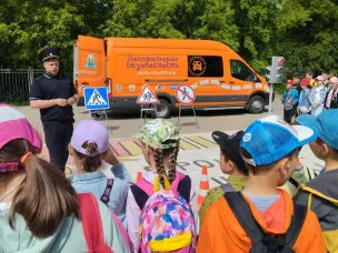 Профилактические встречи с детьми, отдыхающими в летних пришкольных лагерях, в период летних каникул проводят сотрудники Госавтоинспекции ОМВД России «Арзамасский»