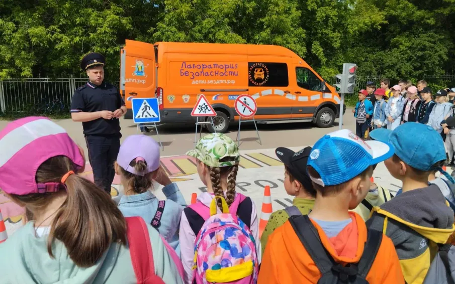 Профилактические встречи с детьми, отдыхающими в летних пришкольных лагерях, в период летних каникул проводят сотрудники Госавтоинспекции ОМВД России «Арзамасский»