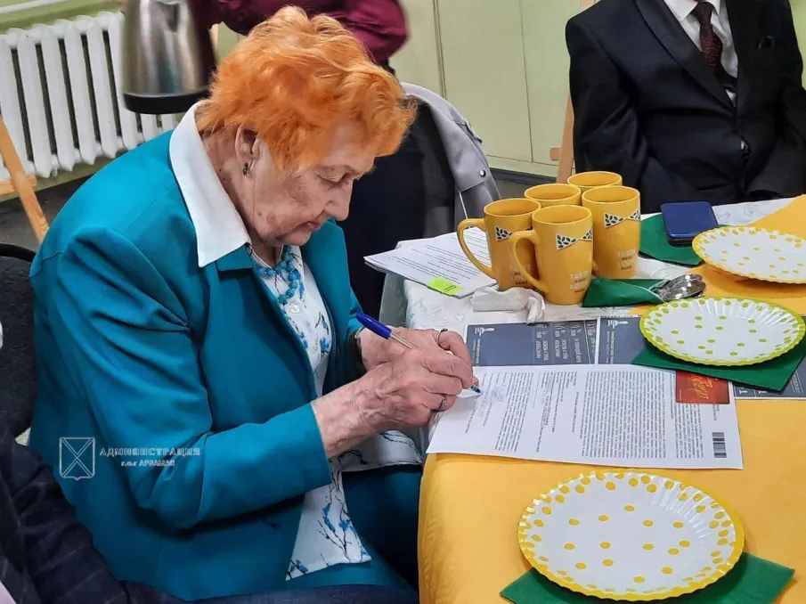 Арзамасские ветераны получили персональную «Карту Победы»