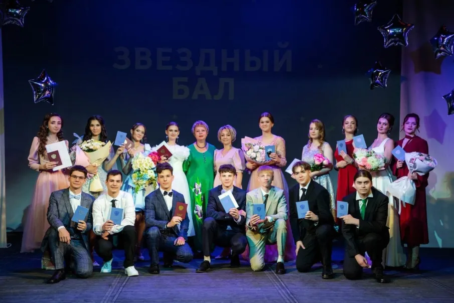 В школах округа проходят выпускные балы